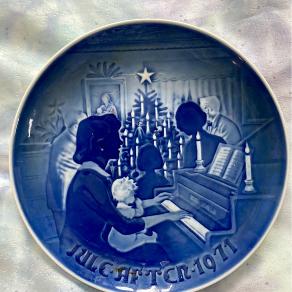 1971 Bing & Grondahl "Jul i Hjemmetl" Christmas Plate. 7.25” - Picture 1 of 2